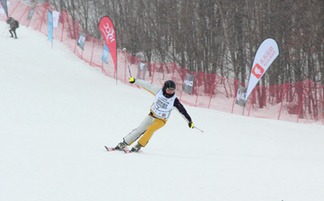 亚布力站接力开赛 大众滑雪技术大奖赛持续升温